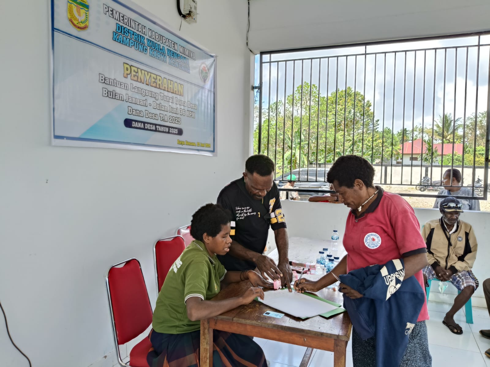 Seorang warga saat menerima BLT