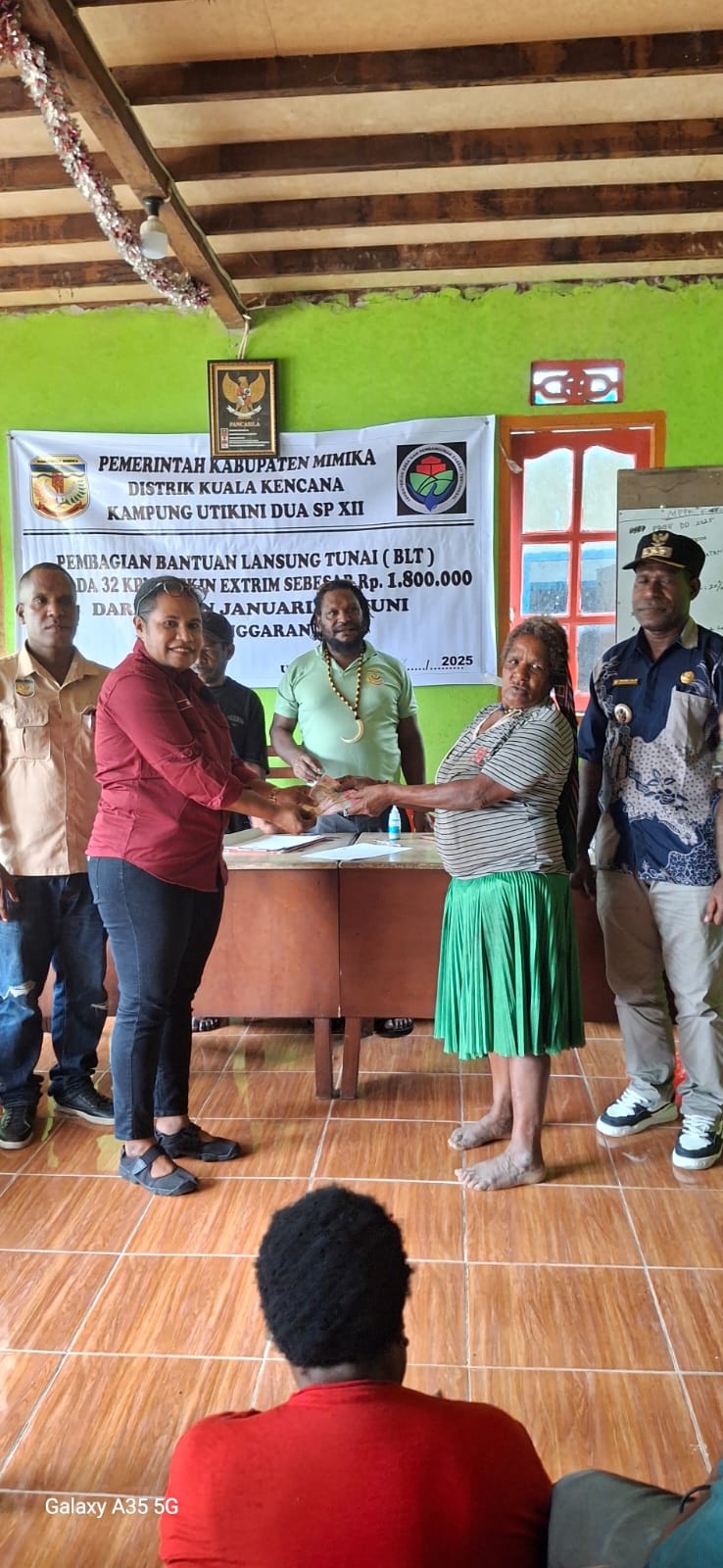 Pendamping Desa saat menyerahkan Bantuan Langsung Tunai kepada warga Kampung Utikini Dua