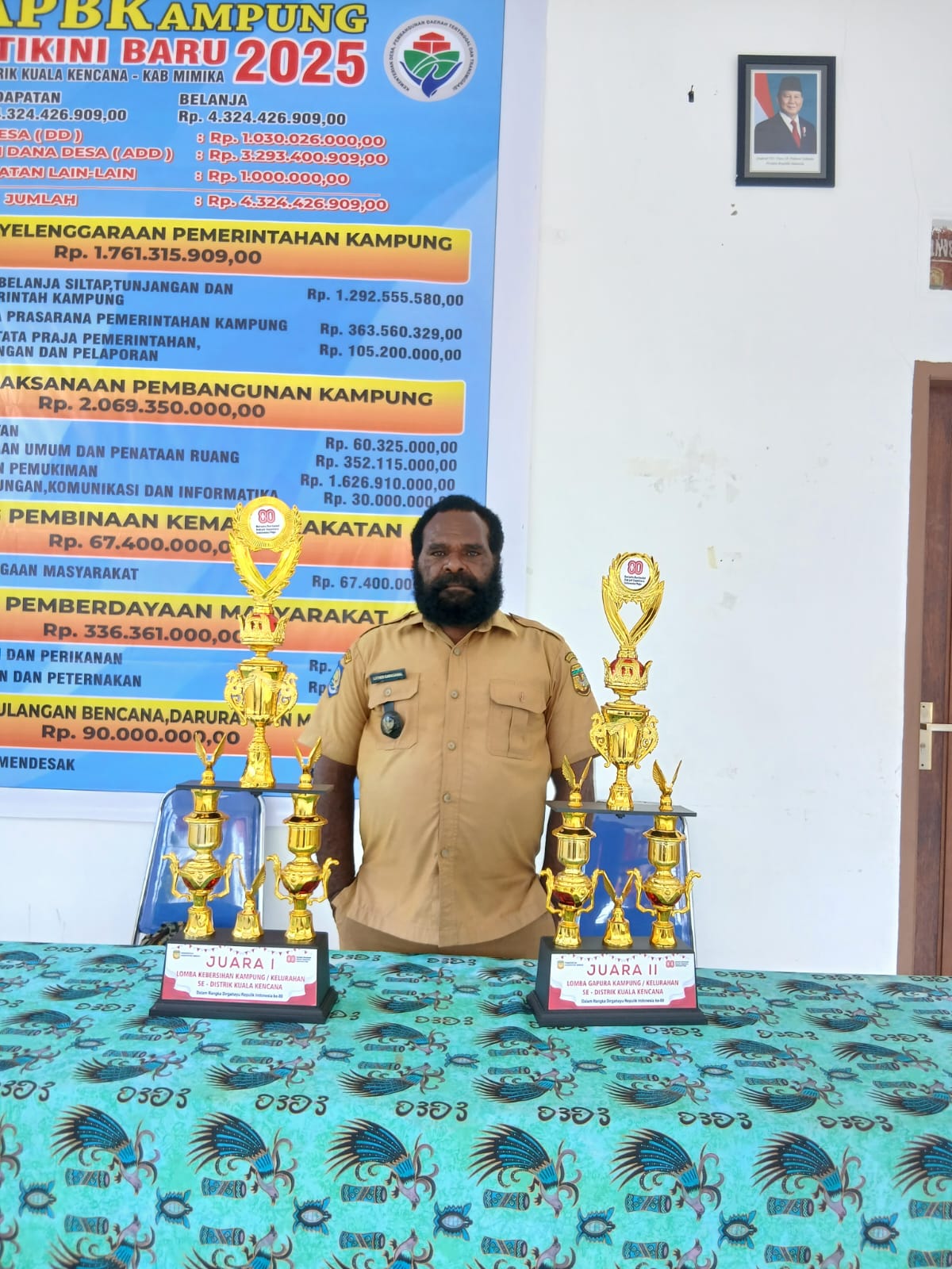 Kepala Kampung Utikini I, Luther Karagainal saat berfoto bersama piala