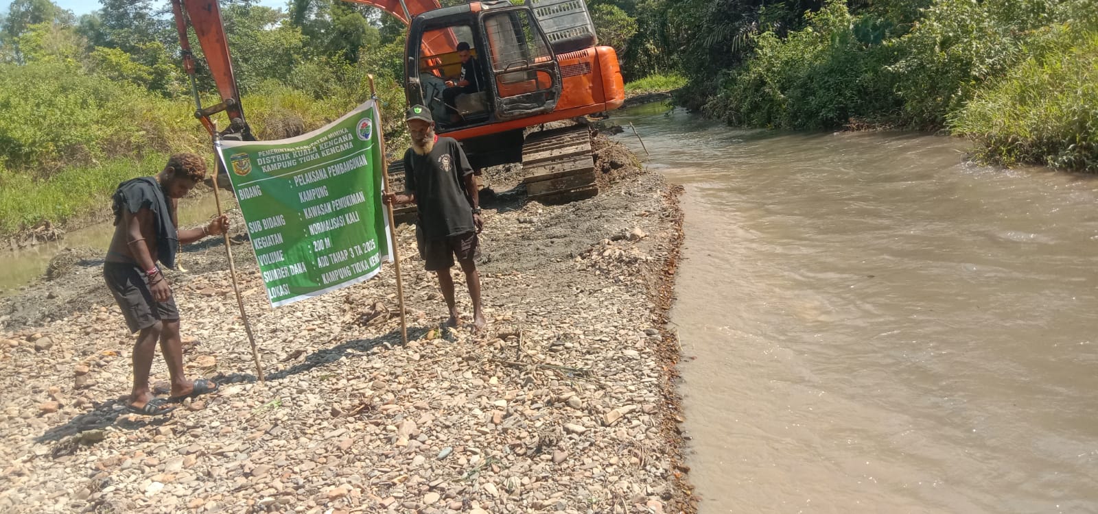 Seorang warga saat melihat langsung proses normalisasi sungai 
