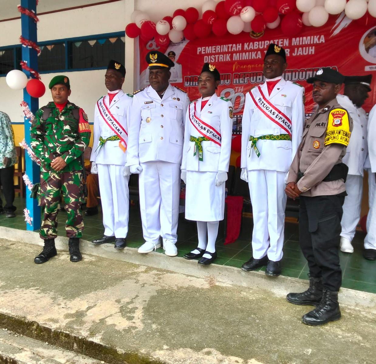 Foto bersama Kepala Distrik Mimika Timur Jauh bersama petugas upacara, Babinsa dan Bhabinkamtibmas