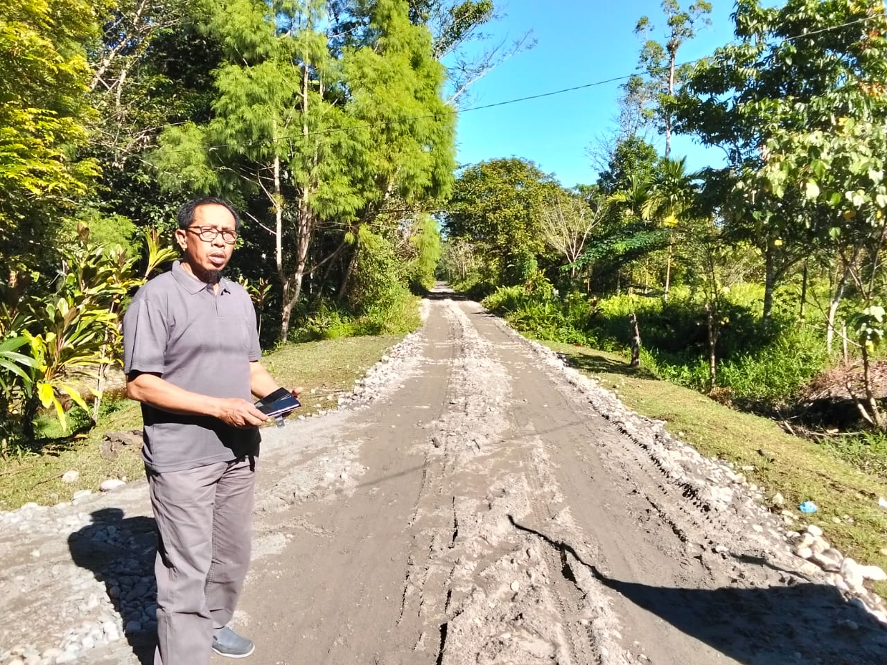 Plt Kepala Kampung Karya Kencana, Rakam Suntoro meninjau langsung kegiatan padat karya berupa penimbunan jalan