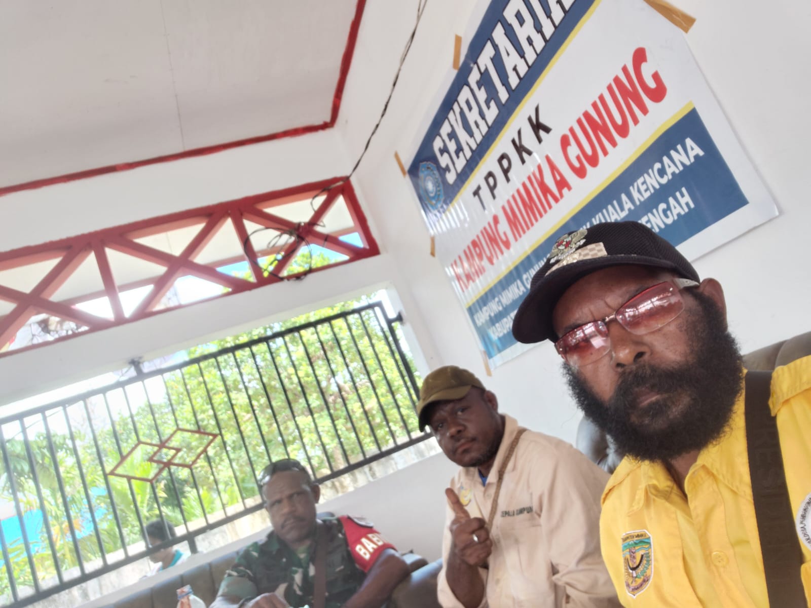 Kepala Kampung Mimika Gunung, Primus Kobogau bersama Bamuskam dan Babinsa saat foto bersama 