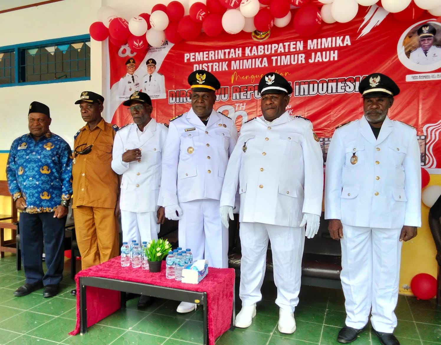 Foto bersama Kepala Distrik Mimika Timur Jauh bersama para Kepala-Kepala Kampung