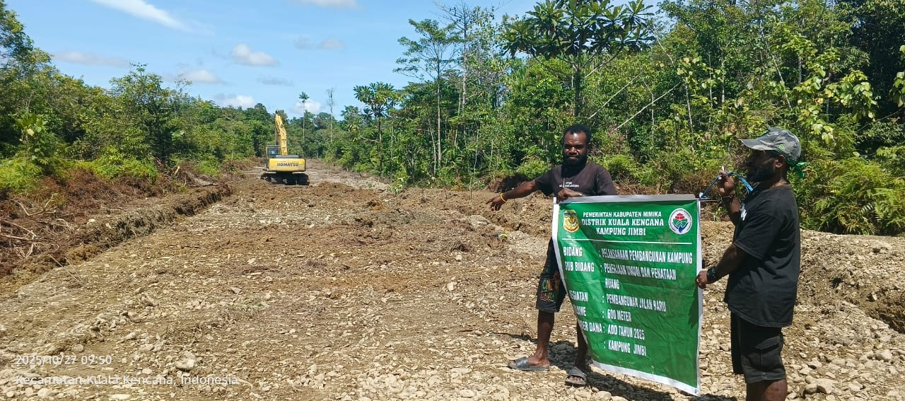 Warga saat memegang spanduk kegiatan pembangunan jalan dalam kampung