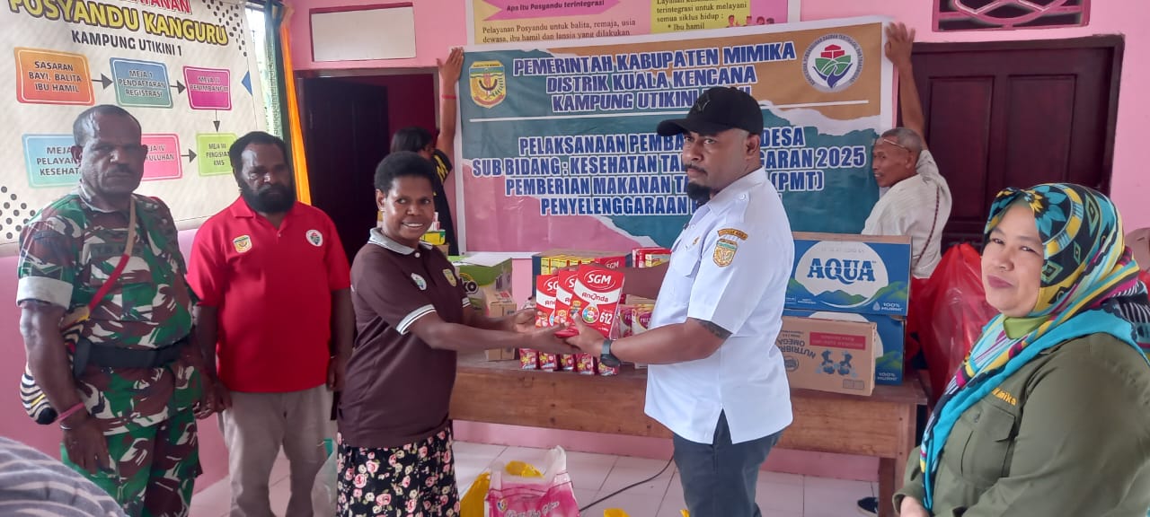 Kabid DPMK saat menyerahkan makanan tambahan kepada warga
