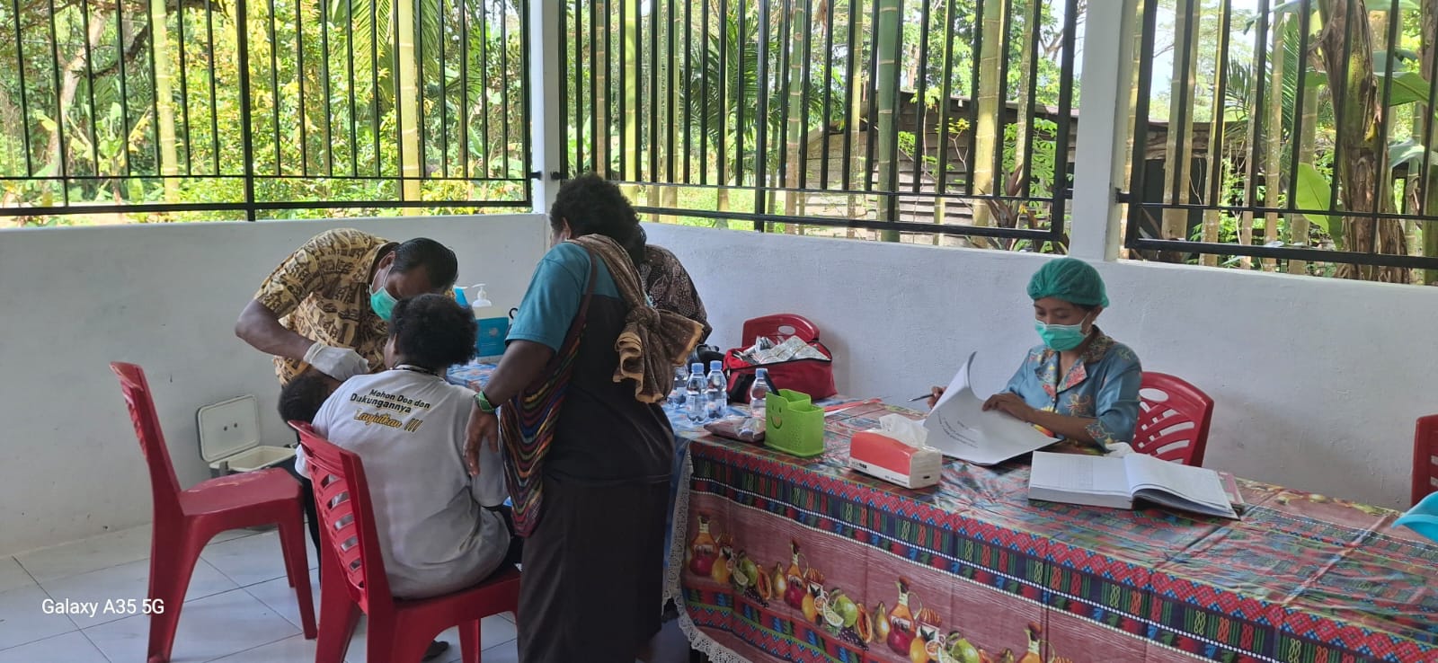 Petugas kesehatan saat melakukan pemeriksaan kesehatan terhadap seorang warga