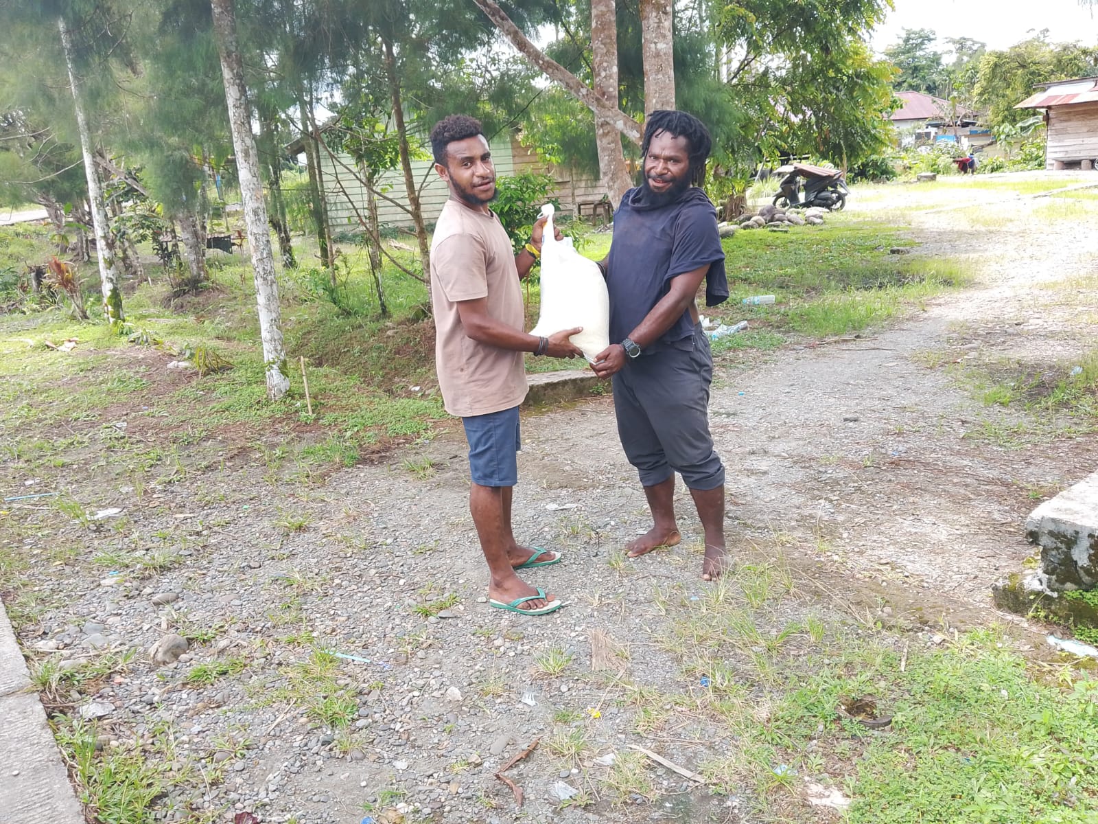 Warga Kampung Utikini II saat menerima bantuan beras