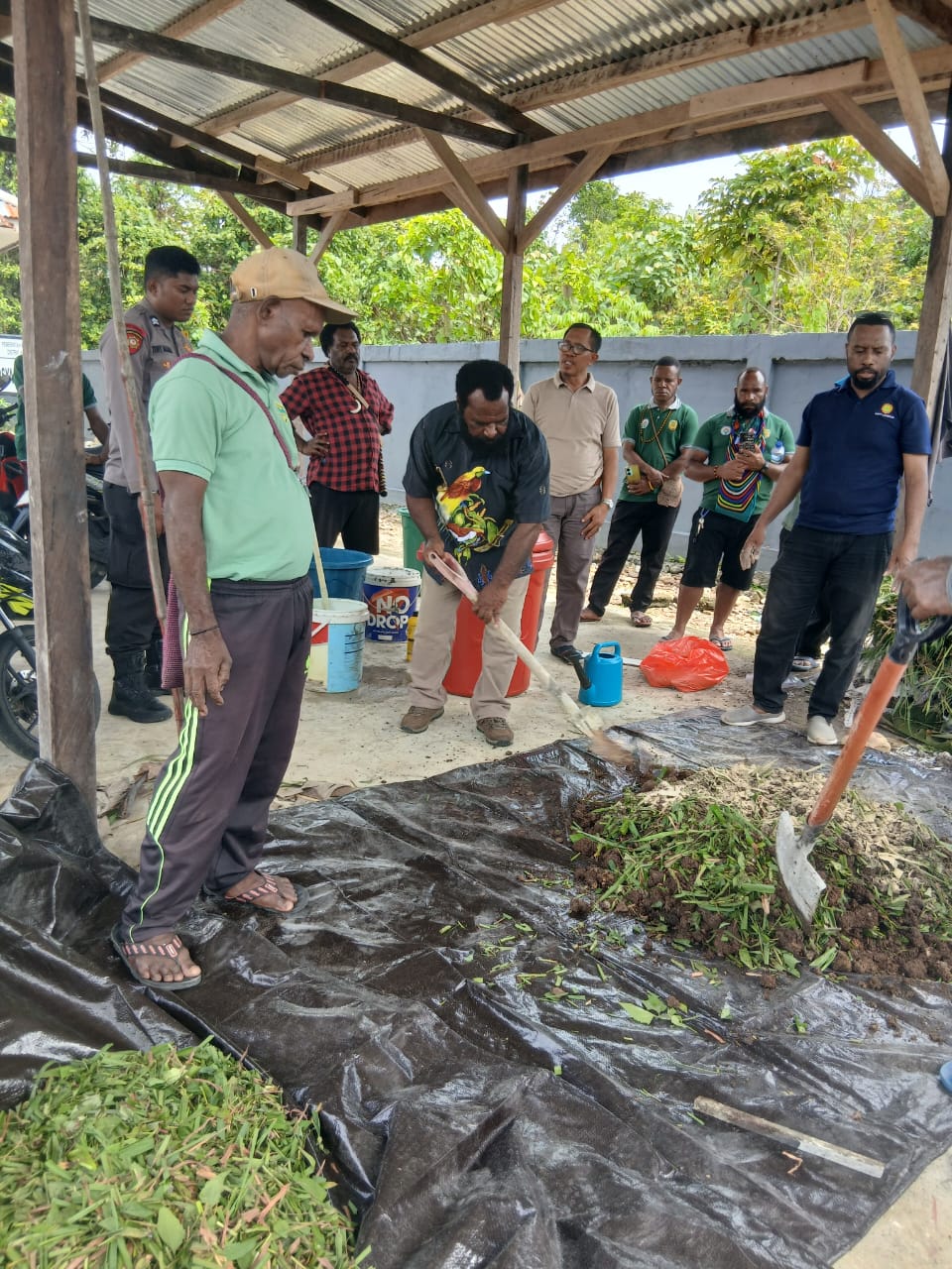 Proses pencampuran tumbuhan dan kotoran ternak
