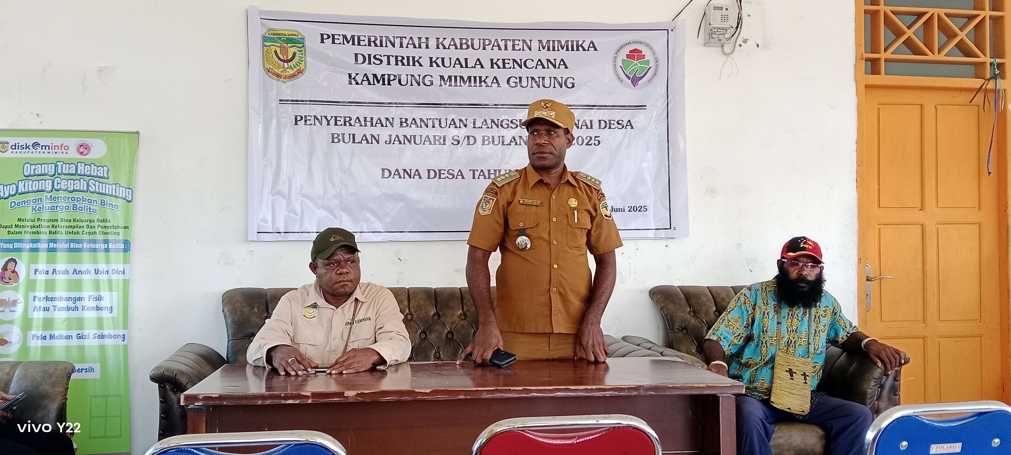 Kepala Distrik Kuala Kencana saat menyampaikan sambutan