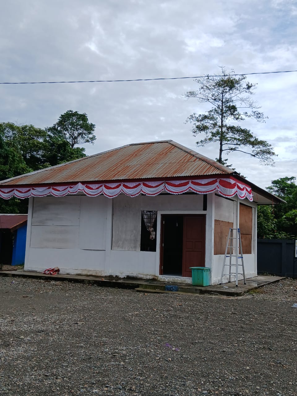 Pemasangan umbul-umbul di Kantor PKK