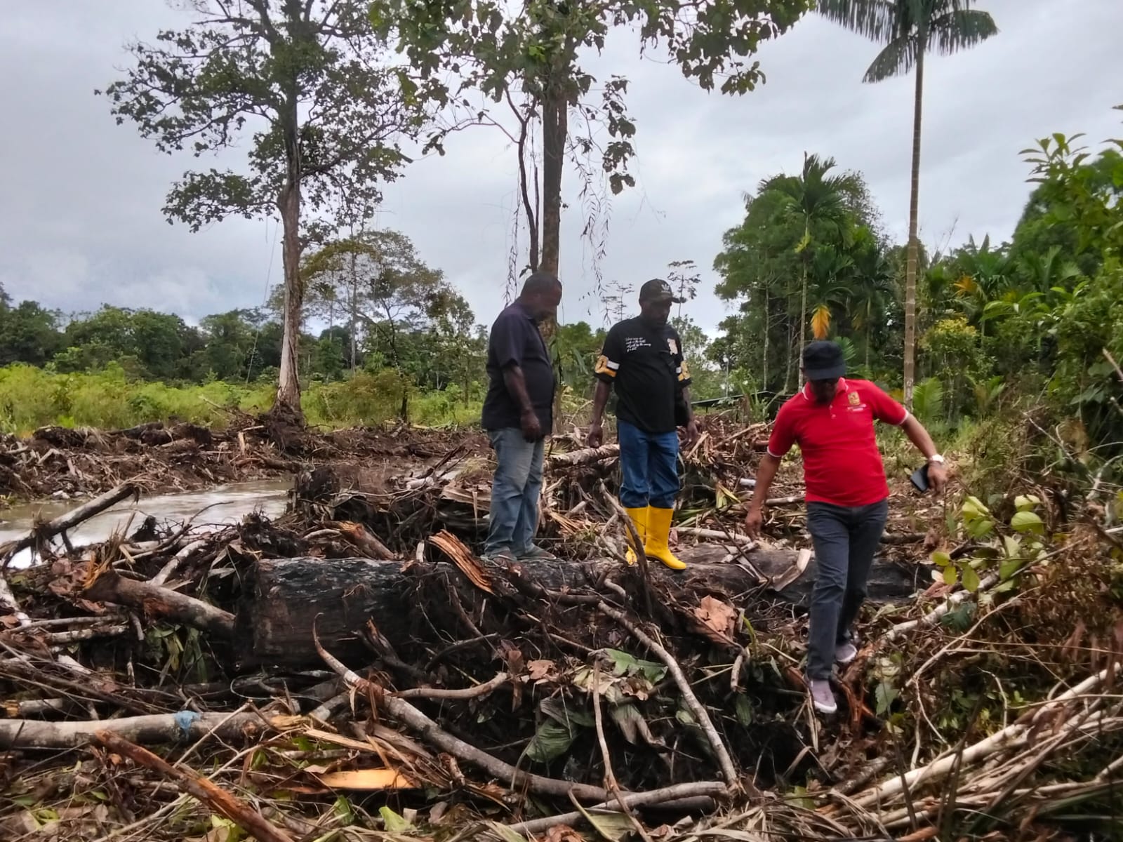 Plt Kepala Kampung Karya Kencana bersama para Kaur saat meninjau langsung normalisasi sungai