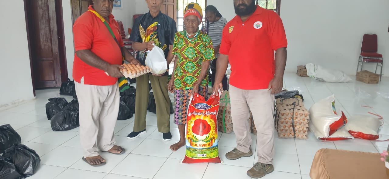 Penyaluran bantuan sembako yang dilakukan oleh Kampung Utikini I kepada warganya