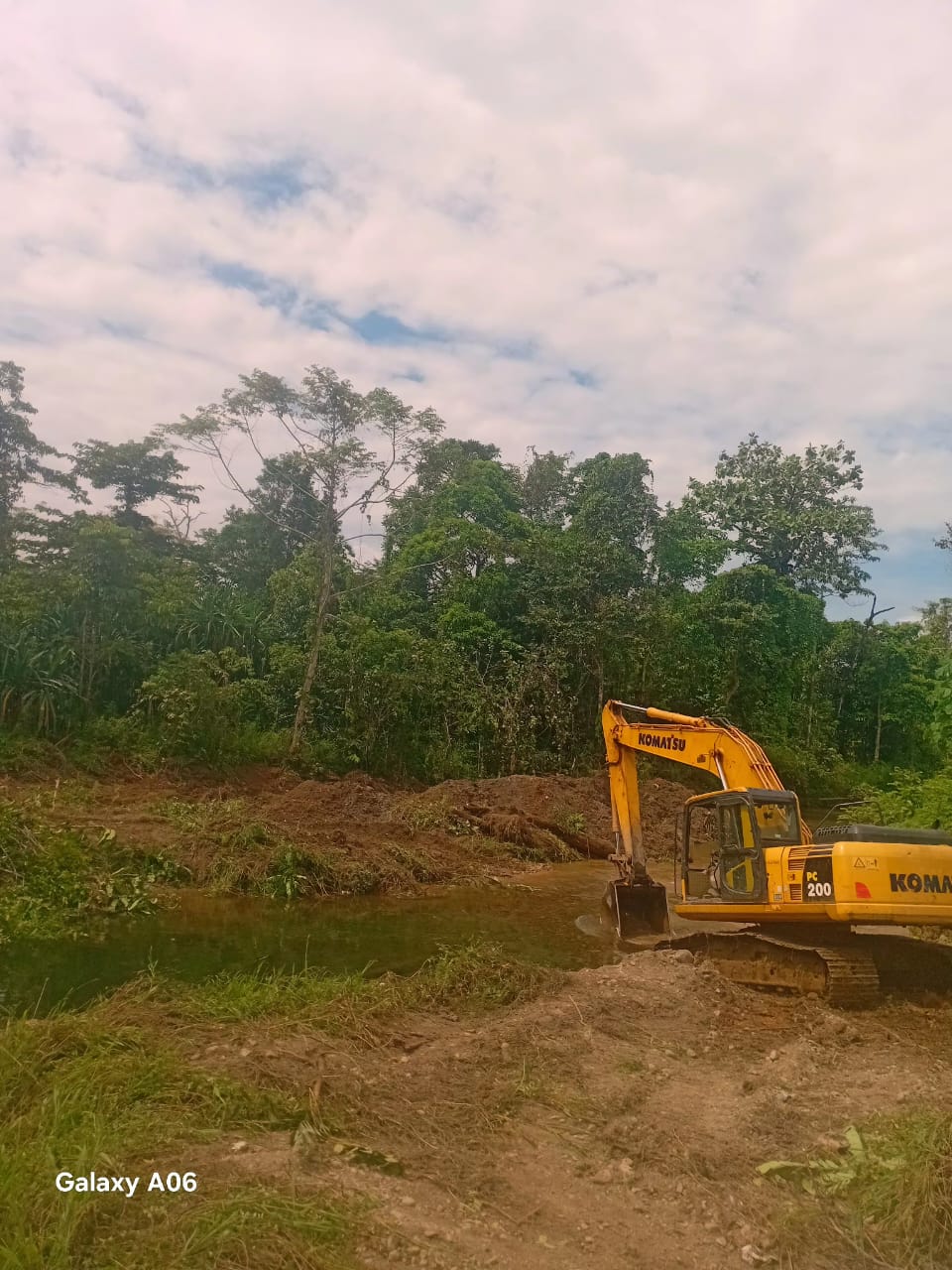 Alat berat saat merapikan dan membuat aliran sungai untuk mengantisipasi banjir merendam pemukiman warga 