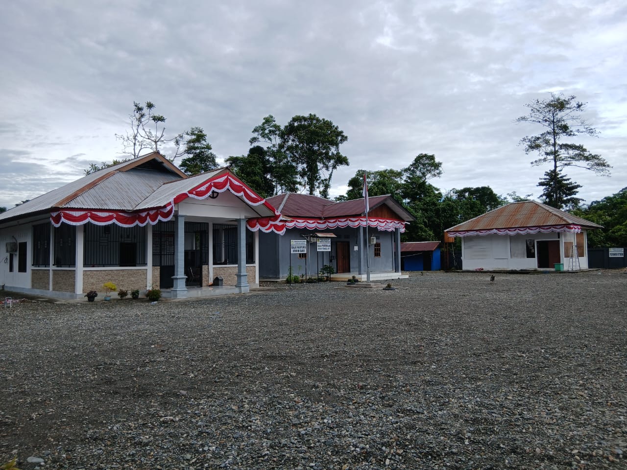 Suasana di depan Kantor Kampung, Aula dan Kantor PKK Kampung Utikini I