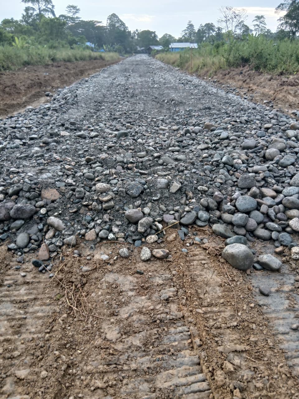 Jalan baru dalam Kampung yang dalam proses penimbunan 
