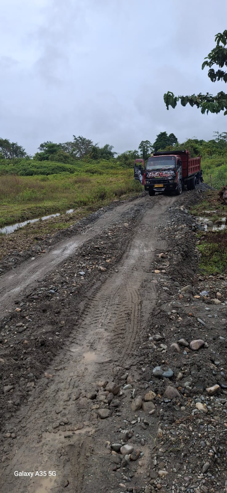 Suasana penimbunan Jalan pemukiman warga