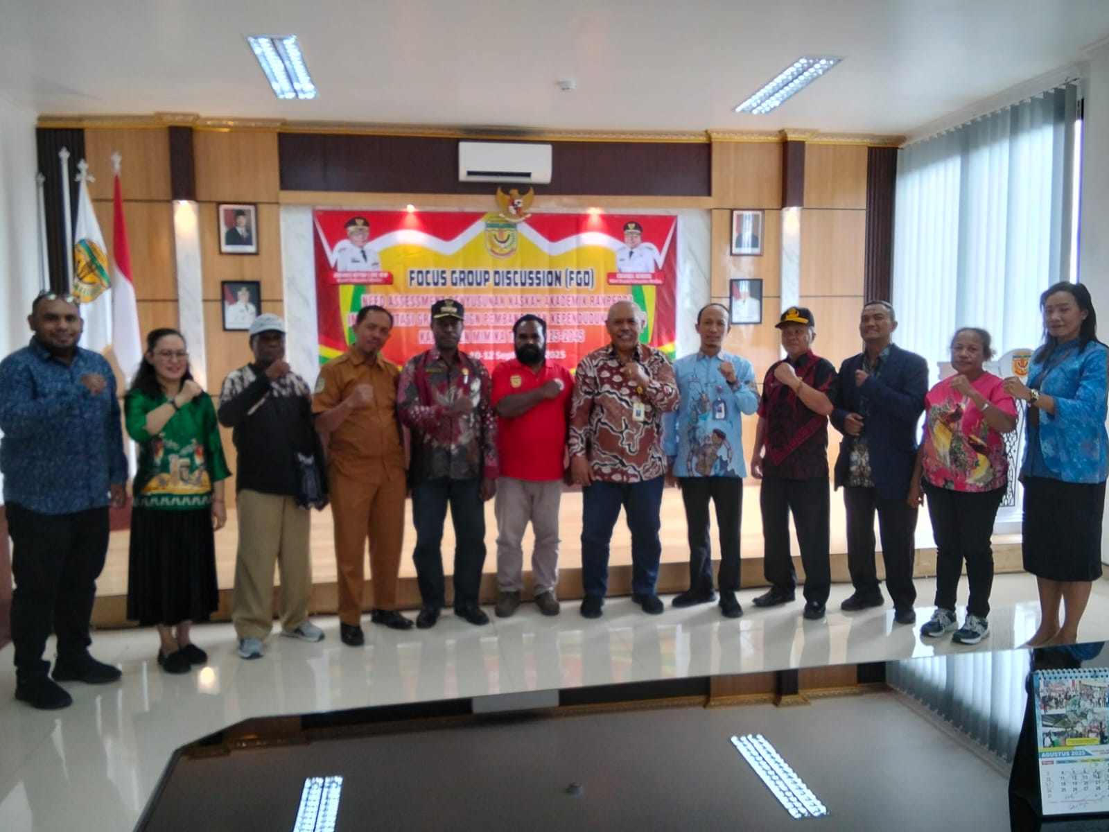Foto bersama pada saat pertemuan terkait masukan Ranperda Pembangunan Kependudukan