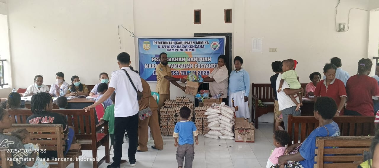Litenus Kogoya saat menyerahkan PMT kepada warga
