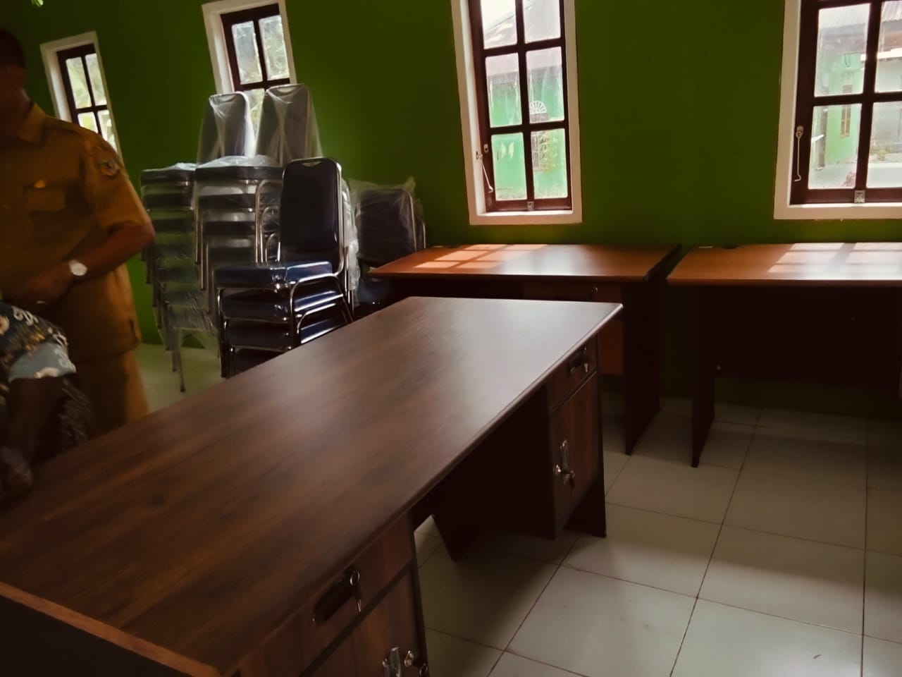 Meja dan kursi yang diserahkan oleh Pemerintah Kampung Karya Kencana bersama bangunannya