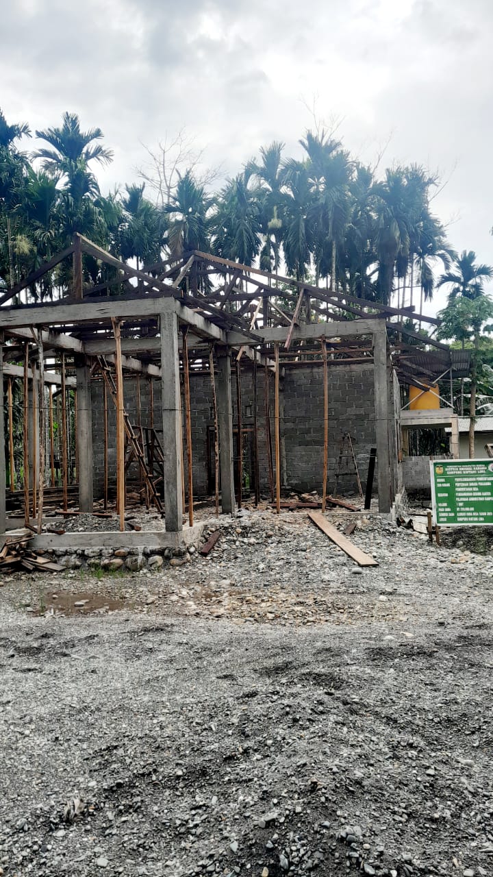 PEMERINTAH KAMPUNG BINTANG LIMA BANGUN MCK DAN KANTOR KAMPUNG
