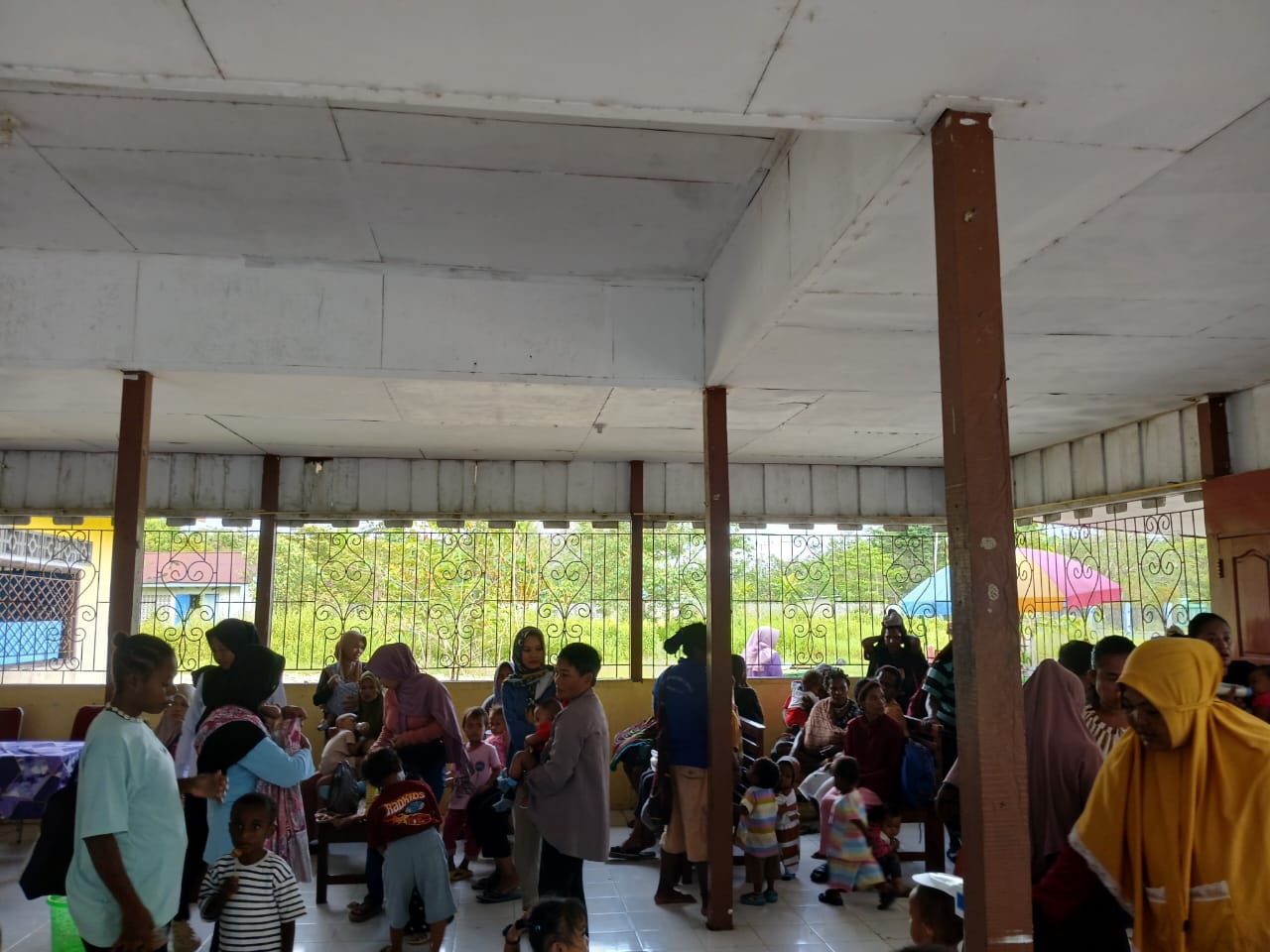 Suasana pelayanan posyandu di Balai Kampung Bhintuka