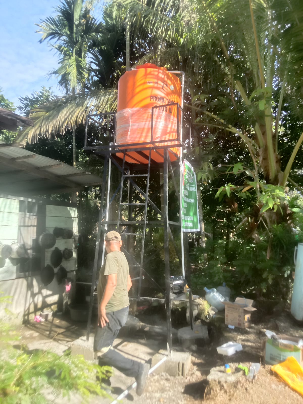 Proses pembuatan sumur bor dan tanki air 
