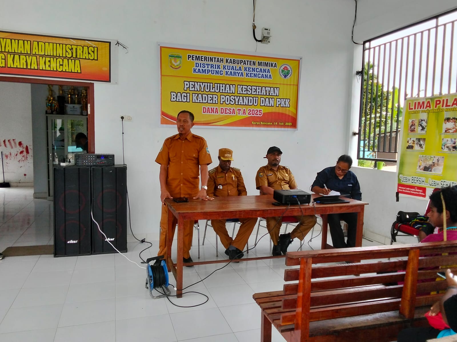 Plt Kepala Kampung Karya Kencana Rakam Suntoro saat menyampaikan sambutan
