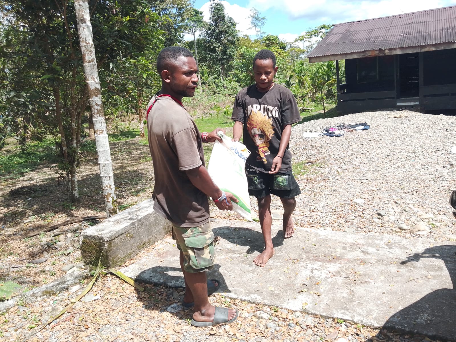 Warga Kampung Utikini II saat menerima bantuan beras