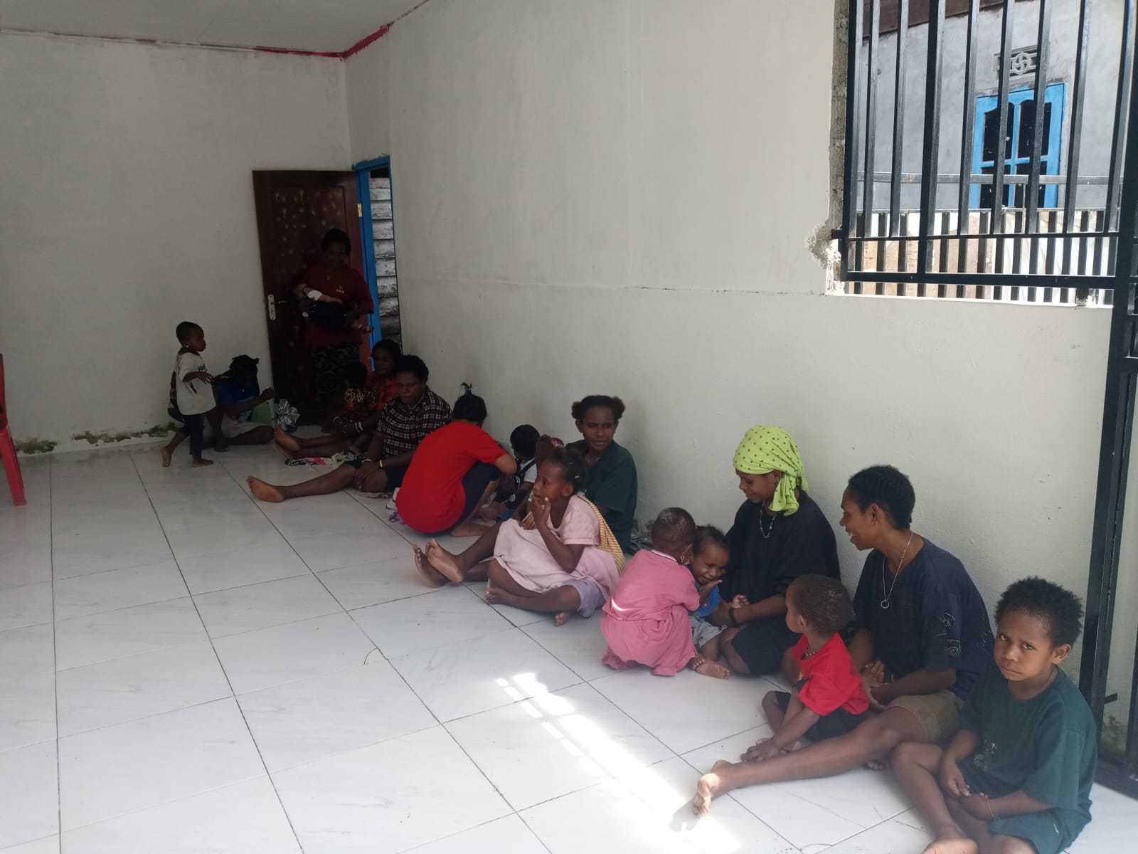 Warga yang membawa anak-anaknya untuk mengikuti posyandu di Kampung Utikini Dua 