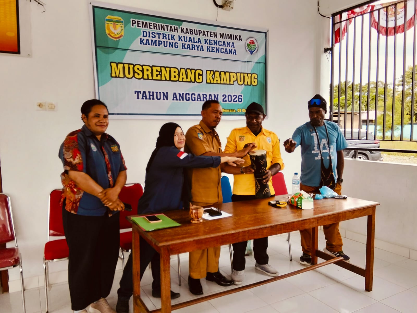 Penutupan musrenbang Kampung Karya Kencana ditandai dengan pemukulan tifa