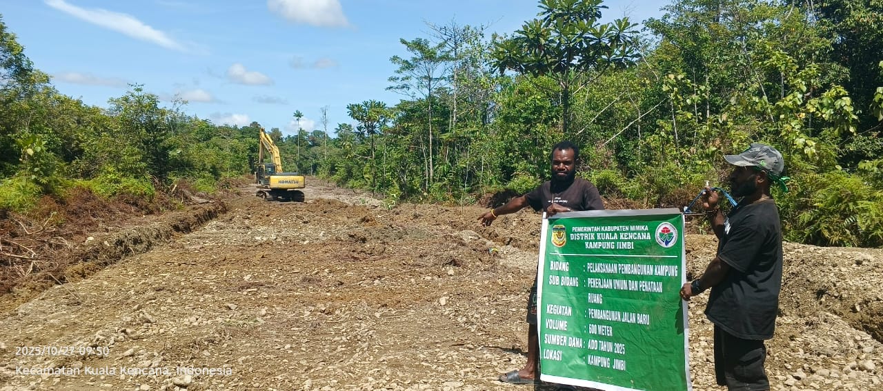 Warga saat memegang spanduk kegiatan pembangunan jalan dalam kampung