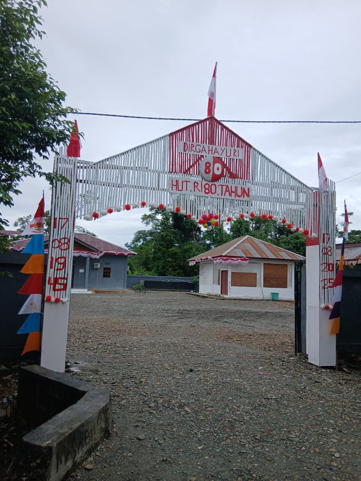 Pintu masuk Kantor Kampung Utikini I yang telah selesai dibuat gapura 