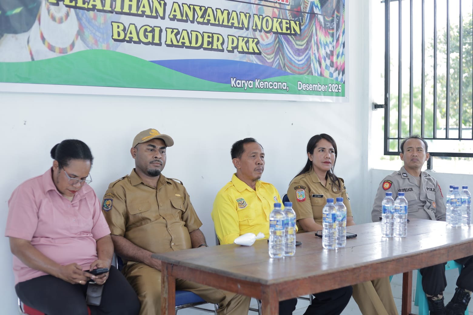 Kabid PMK didampingi Kepala Kampung Karya Kencana Rakam Suntoro dan pendamping desa dalam suasana pembukaan pelatihan anyaman noken 
