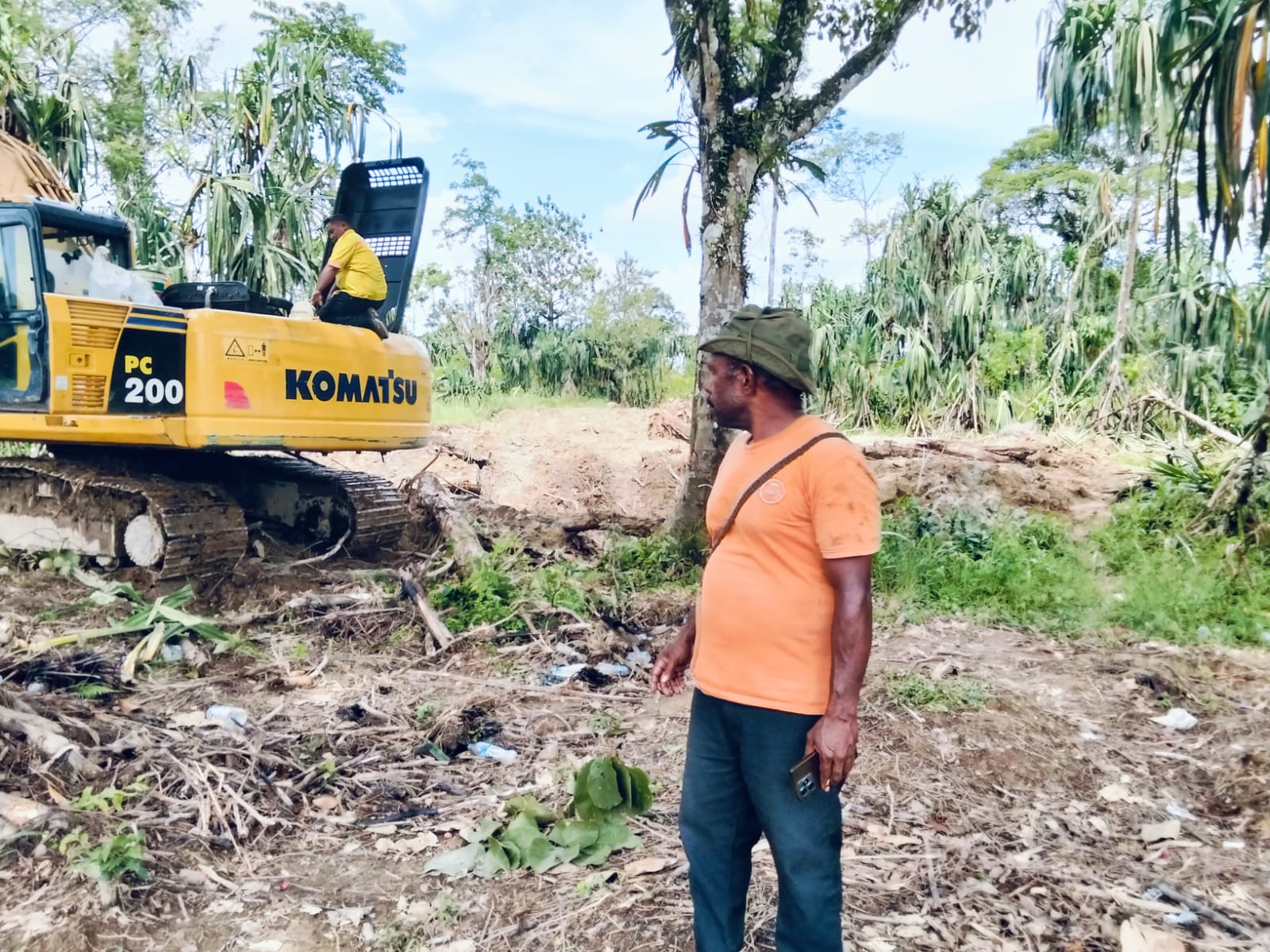 Seorang warga saat melihat langsung proses normalisasi sungai di Kampung Bintang Lima 