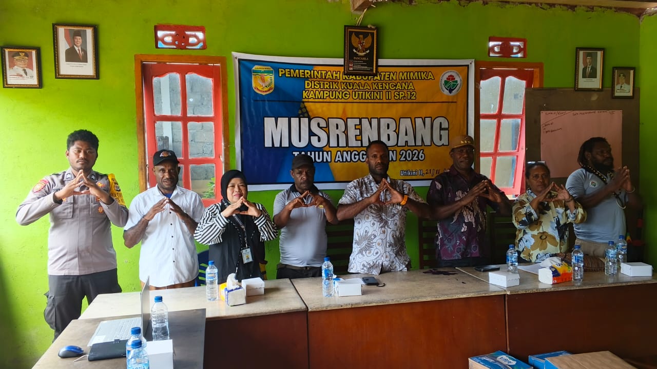 Foto bersama Kepala Distrik Kuala Kencana, Yemi Gobai, Kepala Kampung Utikini II, Marinus Kogoya, Pendamping Desa pada saat Musrenbang 