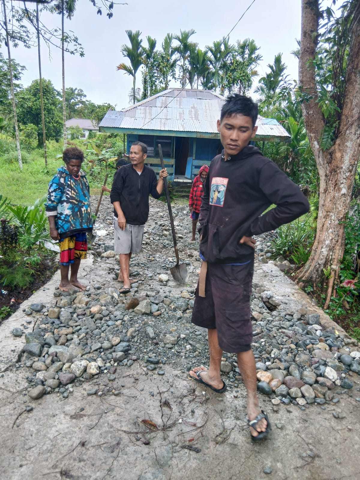 Warga saat membantu merapikan timbunan 