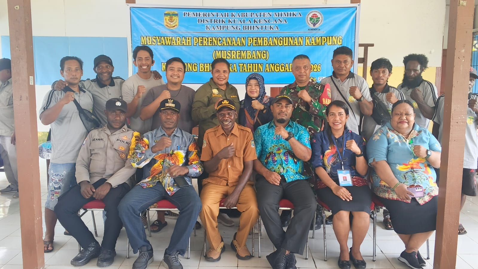 Foto bersama Kepala Distrik Kuala Kencana, Yemi Gobai, Kepala Kampung Bhintuka, Penius Tabuni, Kabid PMK Dinas PMK, Frits Werimon, Bhabinkamtibmas, Babinsa, Pendamping desa, para peserta musrenbang