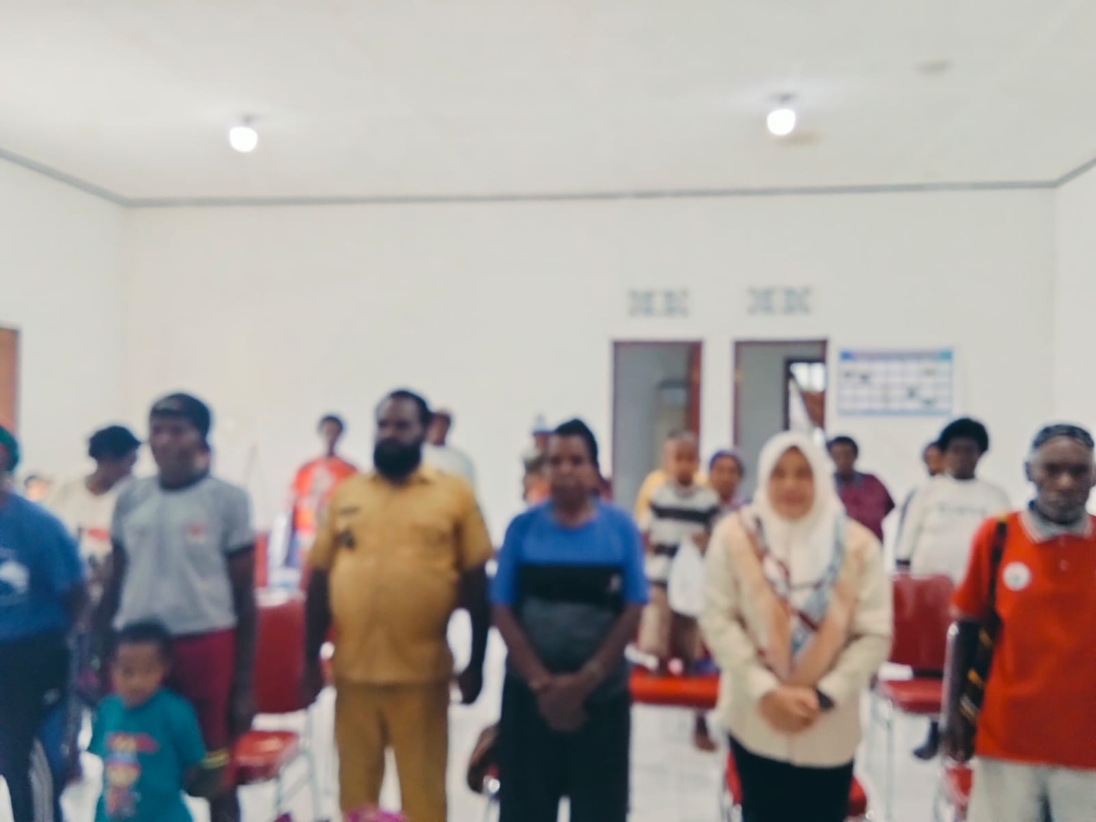 Foto bersama Kepala Kampung Utikini I, Luther Karagainal didampingi pendamping desa pada acara penyaluran BLT