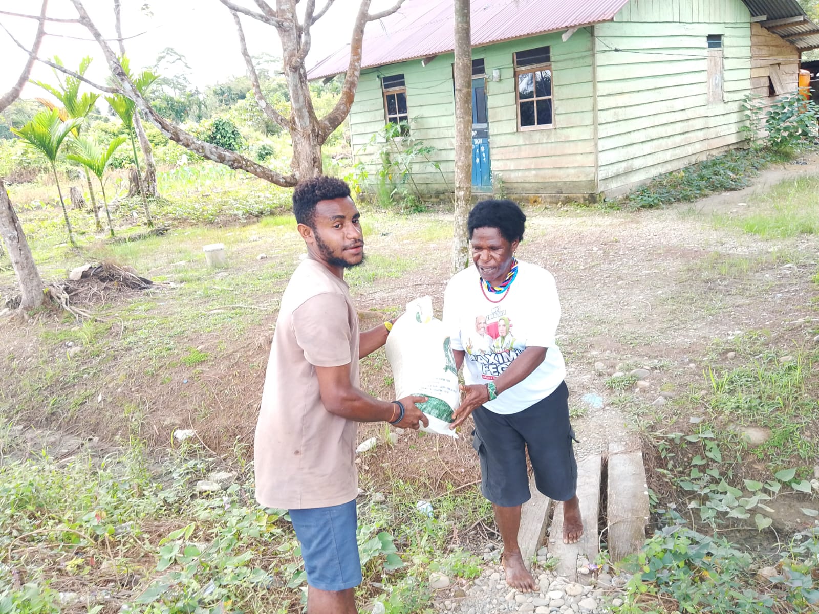 Warga Kampung Utikini II saat menerima bantuan beras