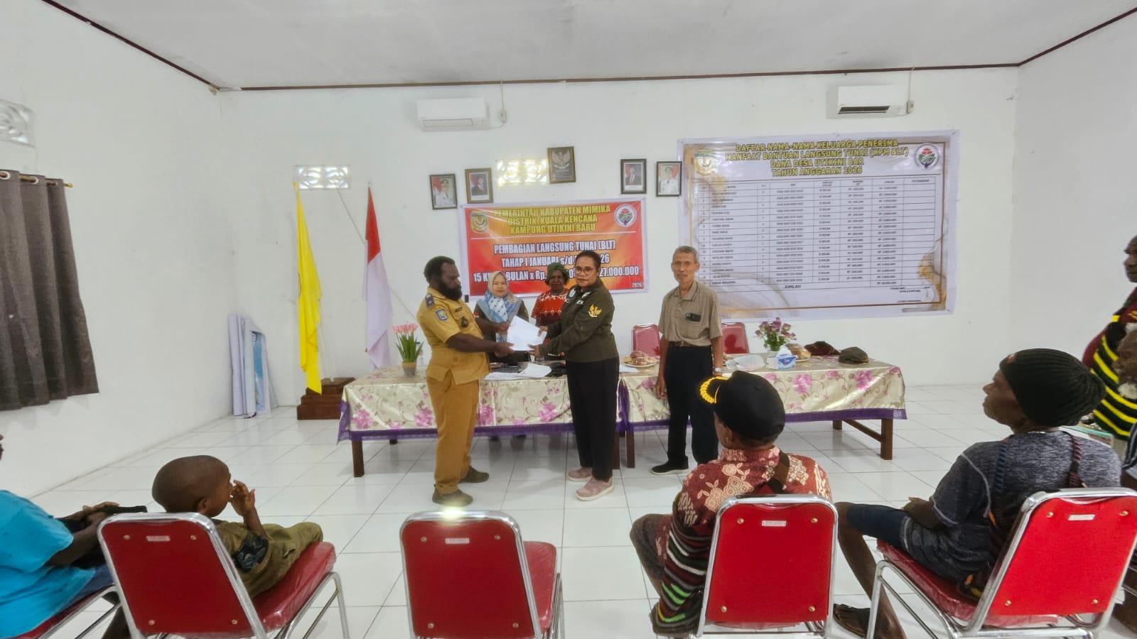 Kepala Kampung Utikini Satu, Luther Karagainal saat menerima BLT yang akan disalurkan kepada warga dari pendamping desa