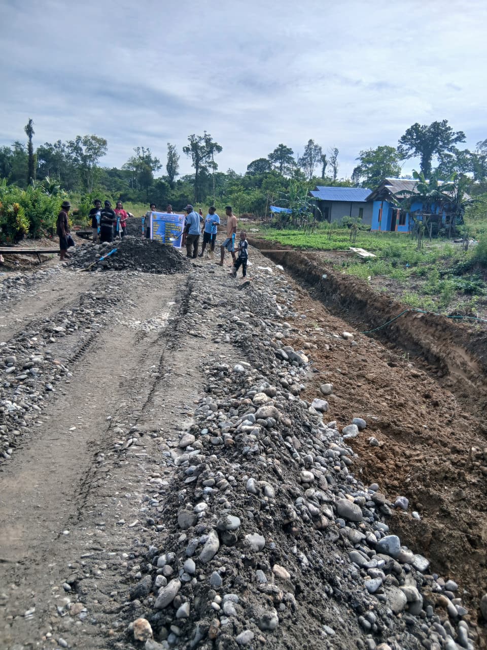 Pembuatan jalan tani di Kampung Utikini I