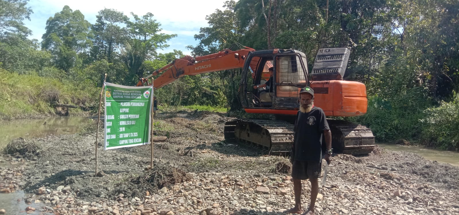 Seorang warga saat melihat langsung proses normalisasi sungai 