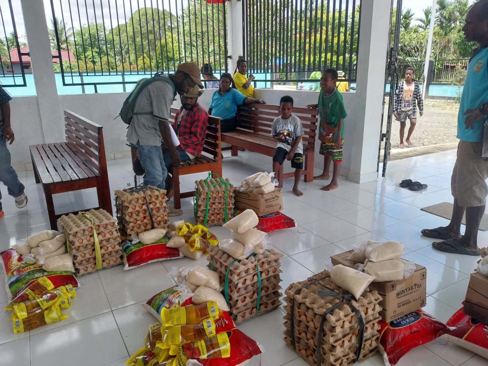 Aparatur kampung saat memisahkan bantuan untuk selanjutnya diberikan kepada warga