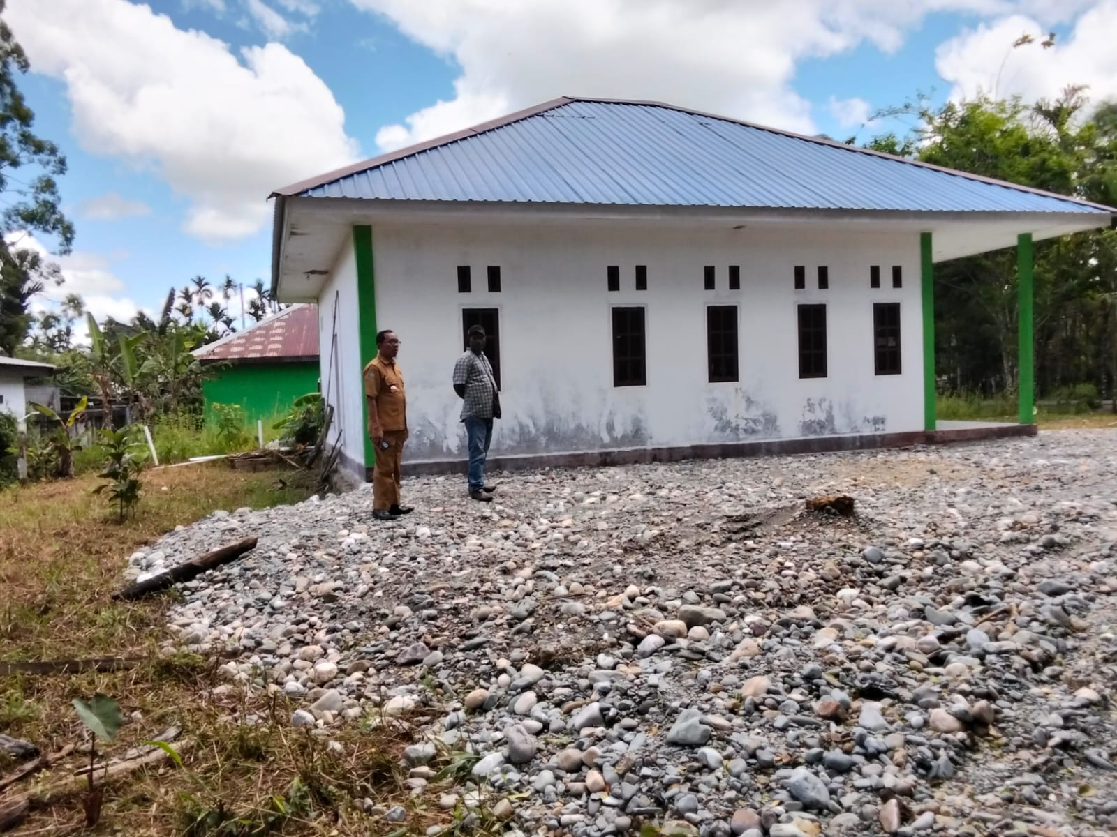 Kepala Kampung Karya Kencana, Rakam Suntoro saat meninjau pembangunan MCK