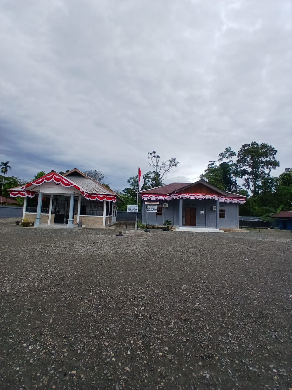 Tampak dari depan suasana Kantor Kampung Utikini I dan Aula Kampung Utikini I