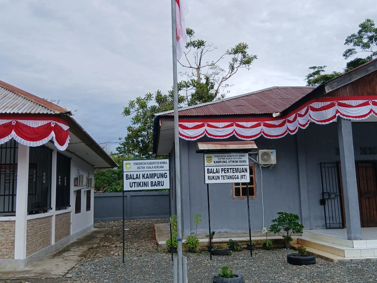 KANTOR KAMPUNG DAN AULA PKK DIPERCANTIK DENGAN UMBUL-UMBUL MERAH PUTIH