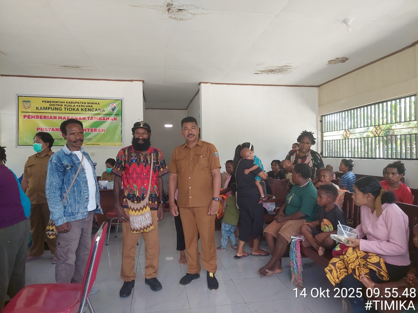 Foto bersama Kepala Kampung Tioka Kencana, Elmi Wunga, didampingi Sekertaris Kampung Tioka Kencana dan Bendahara