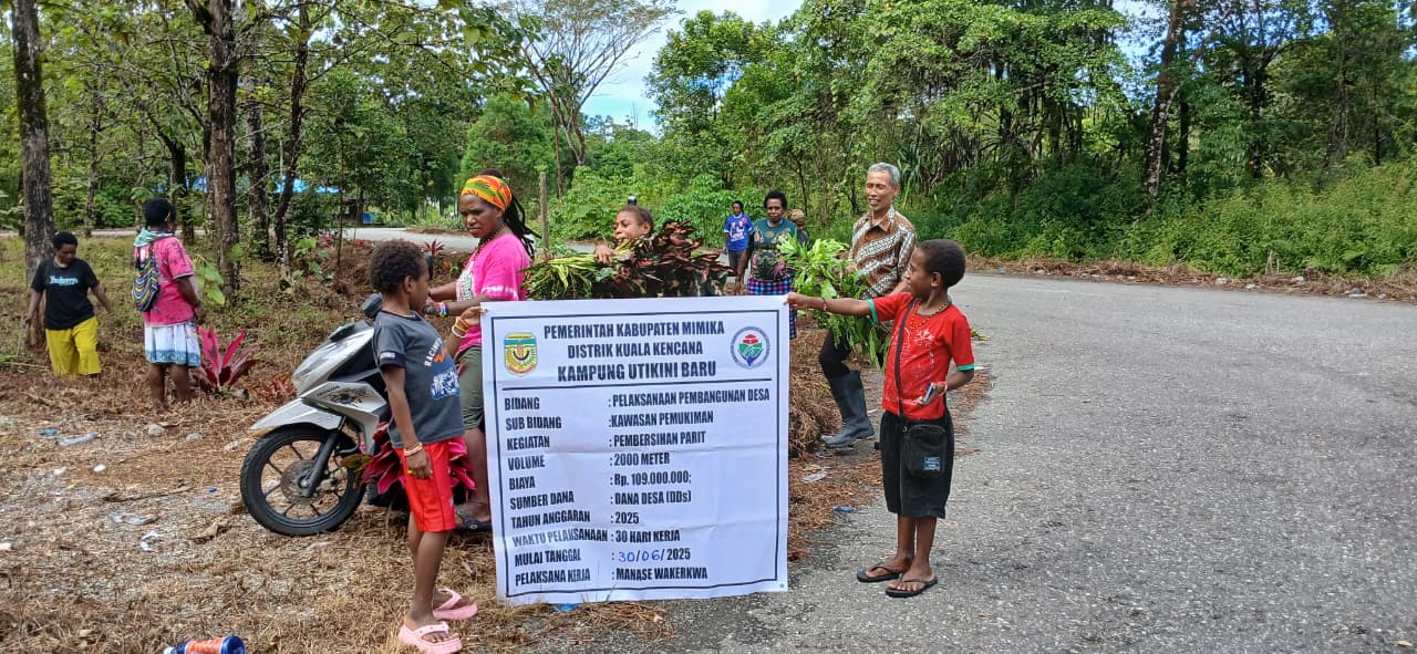 Ibu-ibu Perkawan di Kampung Utikini Satu bersama-sama menanam bunga sekaligus membersihkan parit