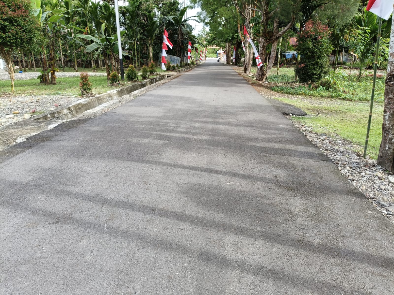 Jalan masuk Kantor Kampung Karya Kencana tampak bersih